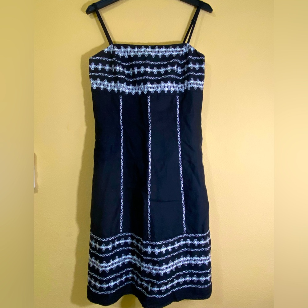ANN TAYLOR LOFT Pretty Midi Black dress with details in white, Size 8